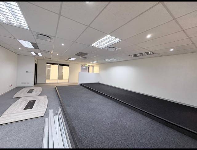 424M² OFFICE TO LET IN MIDRIDGE PARK